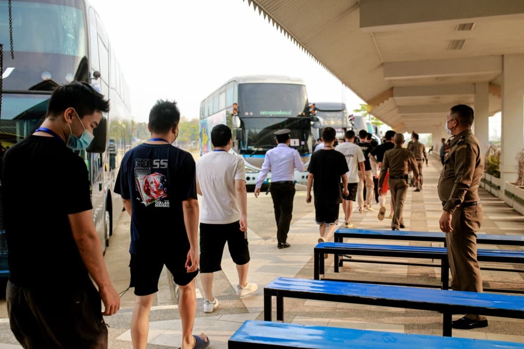 Trabajadores y víctimas de estafadores chinos llegan al puesto de control fronterizo con Tailandia, en Myawaddy, Birmania, el 20 de febrero de 2025. Cientos de trabajadores chinos regresaban a casa tras ser liberados de un centro de estafas en línea. (STR/AFP vía Getty Images).
