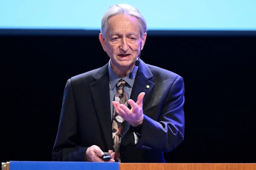 El premio Nobel Geoffrey Hinton imparte una conferencia en la Universidad de Estocolmo, el 8 de diciembre de 2024. Pontus Lundahl/TT News Agency/AFP a través de Getty Images