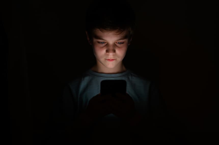 En esta ilustración fotográfica, un adolescente mira la pantalla de un teléfono móvil el 17 de enero de 2023 en Londres, Inglaterra. (Leon Neal/Getty Images)
