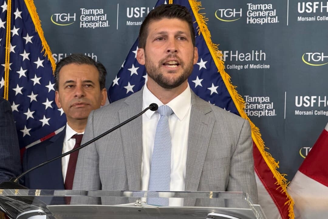 El fiscal general de Florida, James Uthmeier (C), habla en una rueda de prensa en el Tampa General Hospital con el comisionado de la FDA, el Dr. Marty Makary (I), en Tampa, Florida, el 13 de agosto de 2025. (T.J. Muscaro/The Epoch Times)