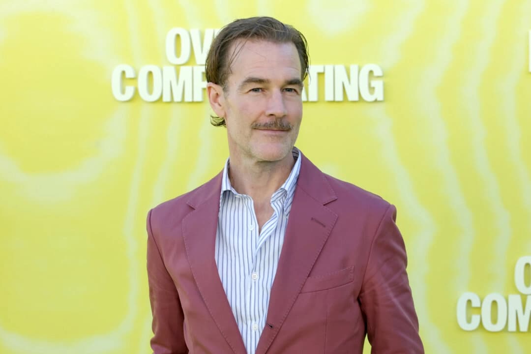 James Van Der Beek llega al estreno de la serie de Prime Video "Overcompensating" en el Hollywood Palladium de Los Ángeles el 14 de mayo de 2025. (Kevin Winter/Getty Images)