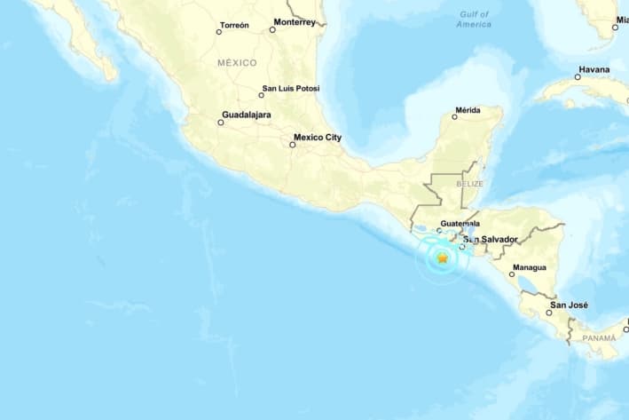 Un mapa muestra la ubicación de un terremoto que golpeó el Océano Pacífico frente a las costas de Guatemala y El Salvador, el 23 de agosto de 2025. (USGS)
