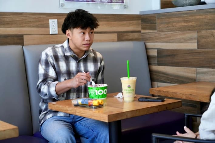 Braxton Kimura come en Vitality Bowl, en San José, California, el 13 de agosto de 2025. (Terry Chea/AP Photo)