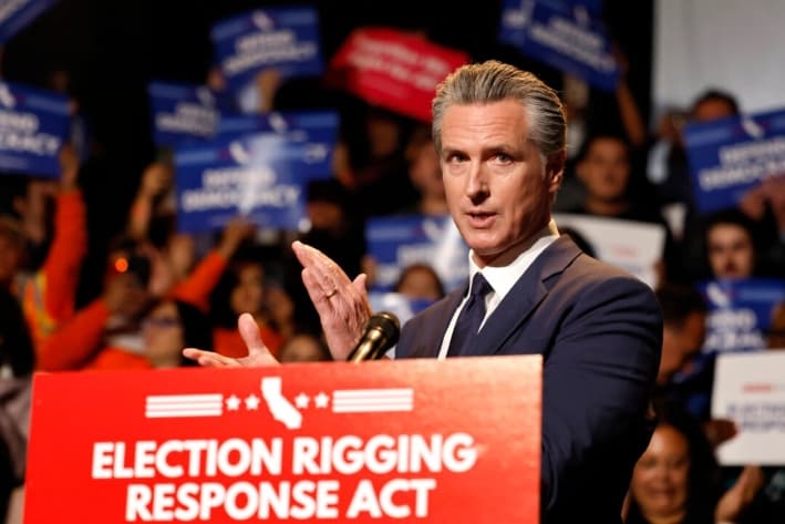 El gobernador de California, Gavin Newsom, habla sobre la "Ley de Respuesta a la Manipulación Electoral" en una conferencia de prensa en el Centro para la Democracia del Museo Nacional Japonés-Americano de Los Ángeles, el 14 de agosto de 2025. (Mario Tama/Getty Images)
