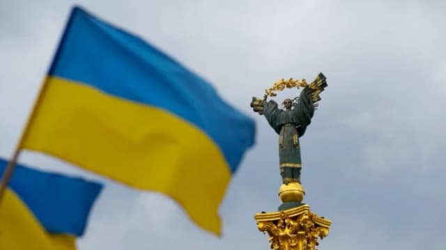 El Monumento a la Independencia se muestra mientras las banderas ucranianas ondean al viento en Kiev, Ucrania, el 23 de agosto de 2025. (Sean Kilpatrick/The Canadian Press vía AP)