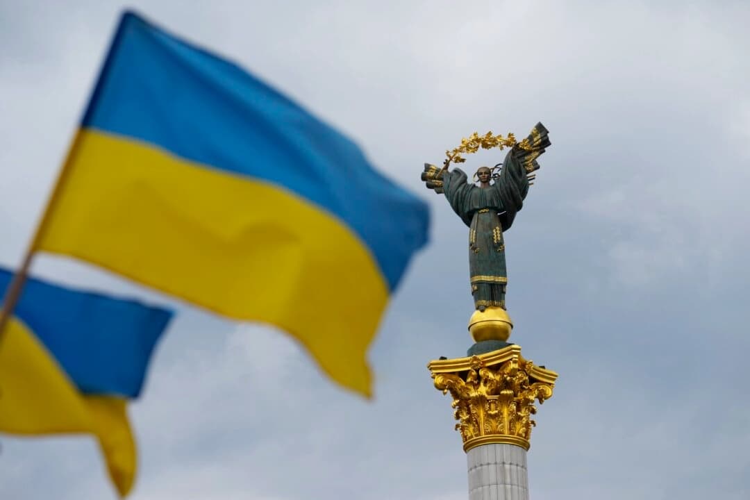 El Monumento a la Independencia se muestra mientras las banderas ucranianas ondean al viento en Kiev, Ucrania, el 23 de agosto de 2025. (Sean Kilpatrick/The Canadian Press vía AP)