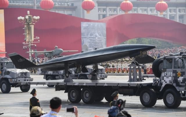 Un vehículo militar con un dron de reconocimiento supersónico WZ-8 participa en un desfile militar en la Plaza de Tiananmén de Beijing el 1 de octubre de 2019, conmemorando el 70.º aniversario de la fundación de la China comunista. (GREG BAKER/AFP vía Getty Images)