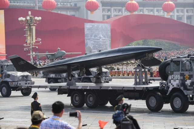 Un vehículo militar con un dron de reconocimiento supersónico WZ-8 participa en un desfile militar en la Plaza de Tiananmén de Beijing el 1 de octubre de 2019, conmemorando el 70.º aniversario de la fundación de la China comunista. (GREG BAKER/AFP vía Getty Images)