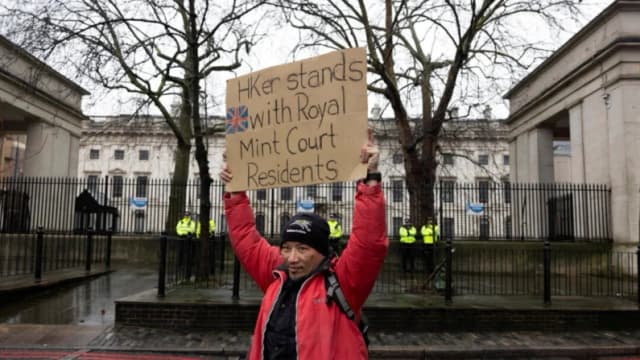 Un manifestante sostiene una pancarta durante una protesta contra la ubicación propuesta de la nueva embajada china, afuera de Royal Mint Court, en Londres, Gran Bretaña, el 8 de febrero de 2025. (REUTERS/Carlos Jasso/Foto de archivo)