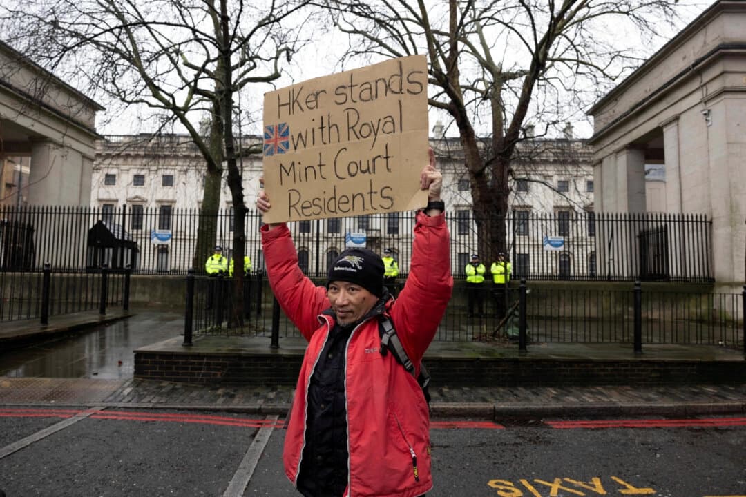 Un manifestante sostiene una pancarta durante una protesta contra la ubicación propuesta de la nueva embajada china, afuera de Royal Mint Court, en Londres, Gran Bretaña, el 8 de febrero de 2025. (REUTERS/Carlos Jasso/Foto de archivo)