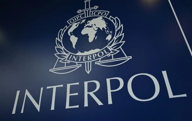 El logotipo de Interpol durante la 89.° Asamblea General de Interpol en Estambul, el 23 de noviembre de 2021. Los delegados eligieron a Ahmed Nasser Al-Raisi, de los Emiratos Árabes Unidos, como nuevo presidente de la organización, el 25 de noviembre de 2021. (Ozan Kose/AFP vía Getty Images)