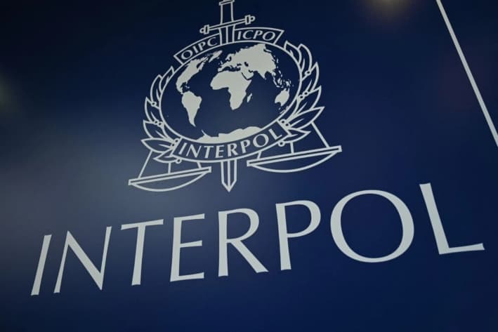 El logotipo de Interpol durante la 89.° Asamblea General de Interpol en Estambul, el 23 de noviembre de 2021. Los delegados eligieron a Ahmed Nasser Al-Raisi, de los Emiratos Árabes Unidos, como nuevo presidente de la organización, el 25 de noviembre de 2021. (Ozan Kose/AFP vía Getty Images)