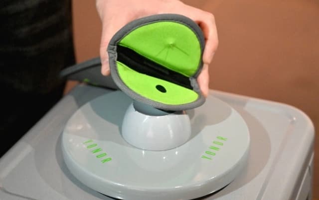 Teléfonos móviles guardados en fundas "Yondr" antes de entrar a una exposición en el Museo de Brooklyn, el 22 de noviembre de 2019, en la ciudad de Nueva York. Yondr crea espacios sin teléfonos para artistas, educadores, organizaciones y particulares. (Angela Weiss/AFP vía Getty Images)
