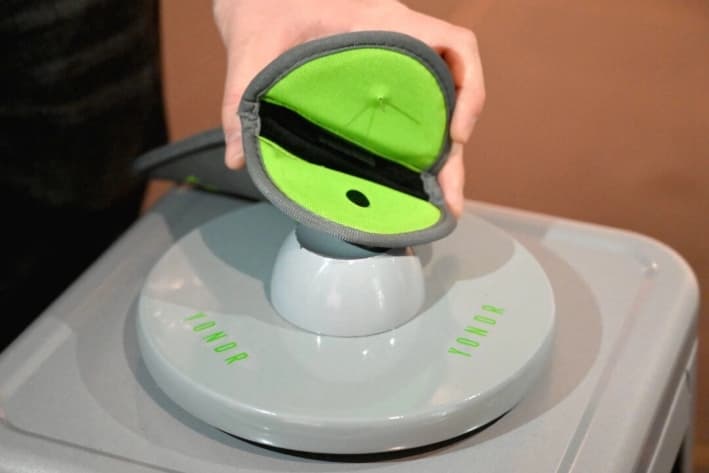 Teléfonos móviles guardados en fundas "Yondr" antes de entrar a una exposición en el Museo de Brooklyn, el 22 de noviembre de 2019, en la ciudad de Nueva York. Yondr crea espacios sin teléfonos para artistas, educadores, organizaciones y particulares. (Angela Weiss/AFP vía Getty Images)