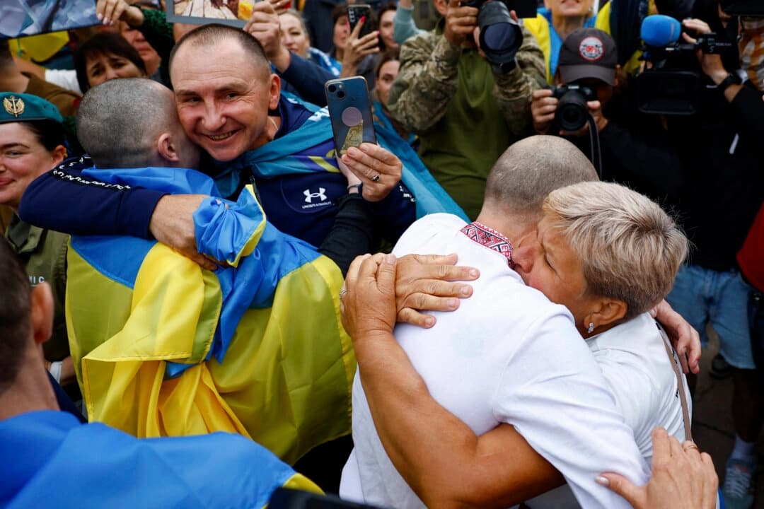Olha abraza a su hijo Yevhen, un prisionero de guerra ucraniano liberado, al salir de un autobús después de un intercambio, en un lugar no revelado de Ucrania el 24 de agosto de 2025. (Valentyn Ogirenko/Reuters)