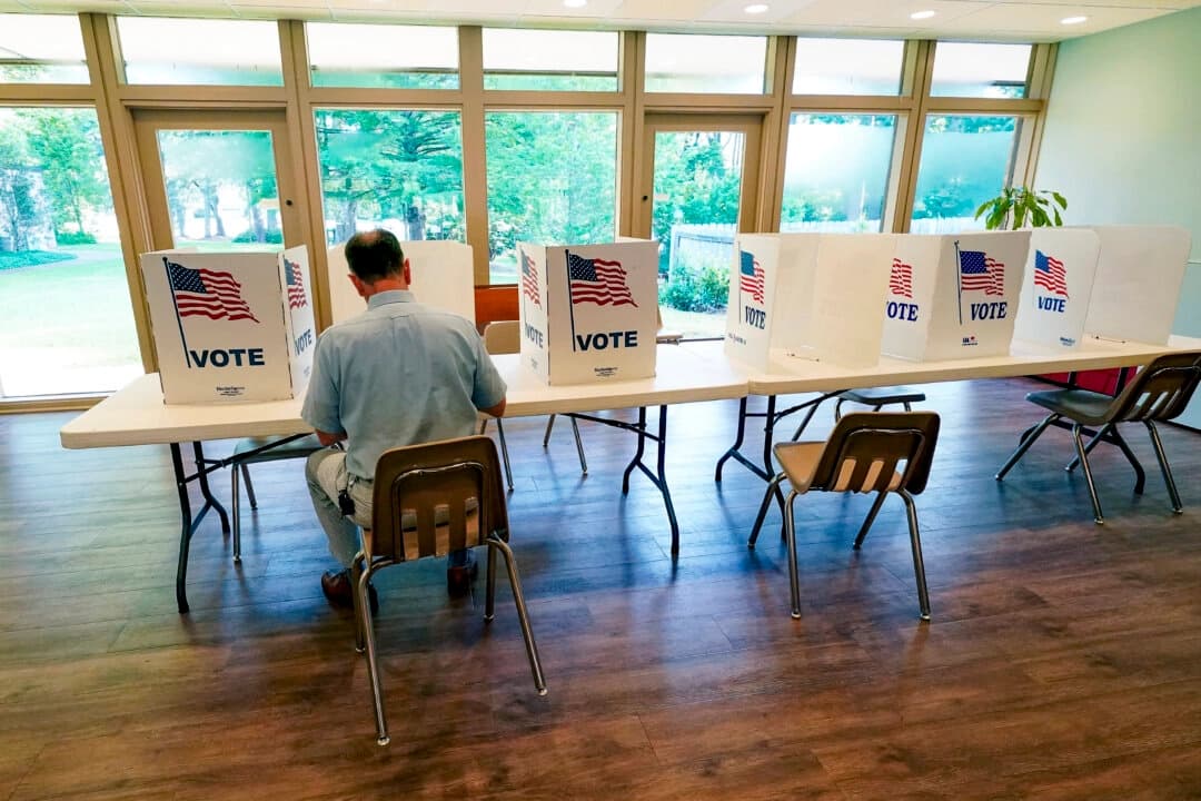 Un votante se sienta en un quiosco de votación en un recinto electoral de las primarias del Segundo Distrito Congresional de Mississippi, en Jackson, Mississippi, el 7 de junio de 2022. (Rogelio V. Solis/AP Photo)