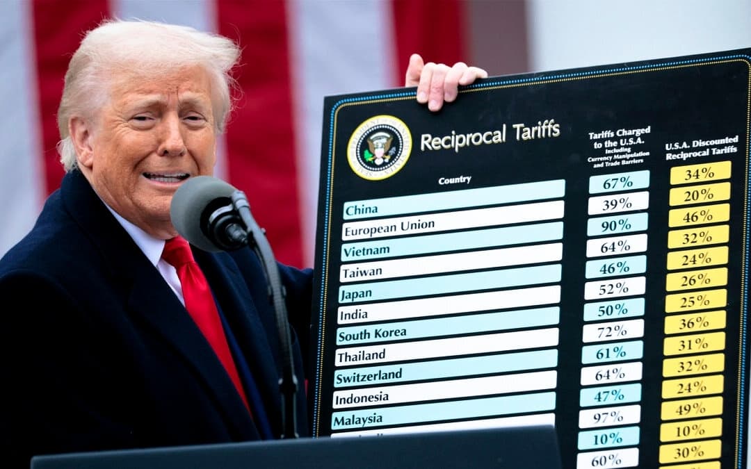 El presidente de Estados Unidos, Donald Trump, sostiene un gráfico con los aranceles recíprocos mientras habla durante un evento sobre comercio titulado "Make America Wealthy Again" en el Jardín de las Rosas de la Casa Blanca el 2 de abril de 2025. (Chip Somodevilla/Getty Images)
