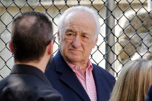 El actor Jerry Adler llega al funeral de James Gandolfini, protagonista de "Los Soprano", en la Catedral de San Juan el Divino de Nueva York, el jueves 27 de junio de 2013. (Richard Drew/AP Photo)
