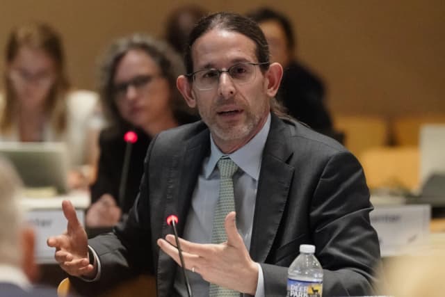Retsef Levi habla durante la primera reunión del Comité Asesor sobre Prácticas de Inmunización (ACIP) de los CDC en la sede mundial de los CDC en Atlanta, Georgia, el 25 de junio de 2025. (Elijah Nouvelage/Getty Images)
