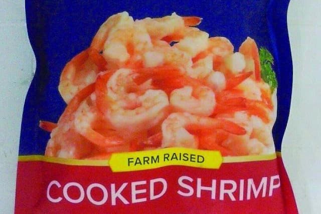 Un paquete de camarones congelados potencialmente afectados por contaminación radiactiva. (Asociación de Alimentos y Medicamentos de EE. UU. a través de AP)