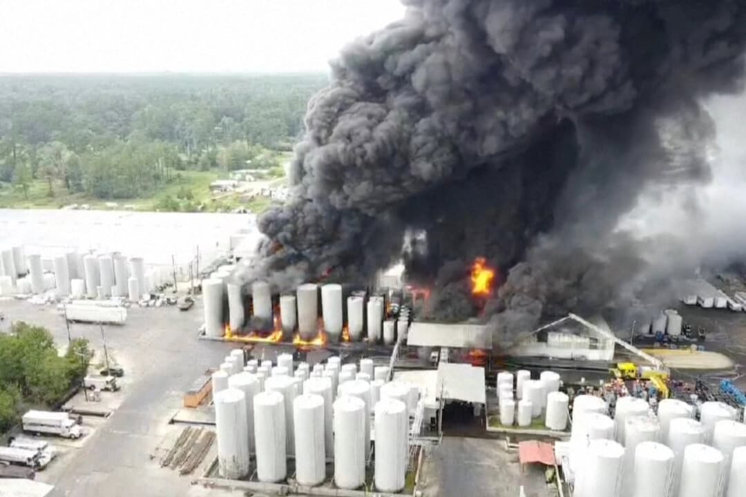 Incendio masivo en una planta de suministros automovilísticos de Luisiana obliga a evacuar la zona
