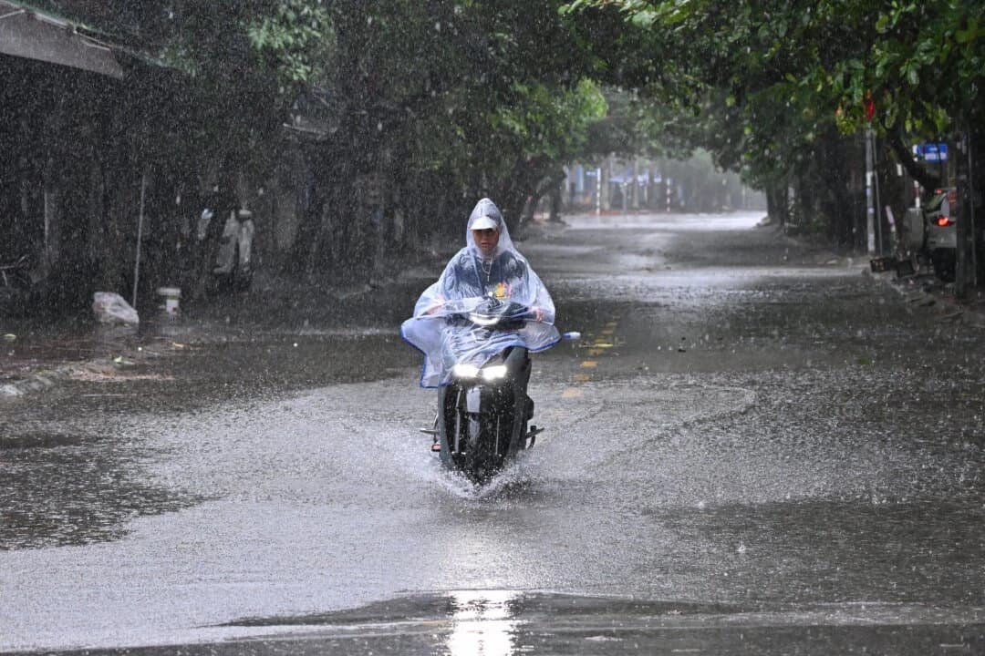Un motociclista atraviesa una calle parcialmente inundada durante las fuertes lluvias en la ciudad de Vinh, provincia de Nghe An, el 25 de agosto de 2025, donde se espera que toque tierra el tifón Kajiki. (Nhac Nguyen/AFP a través de Getty Images)