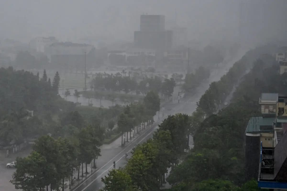 La lluvia cae sobre los edificios y una calle de la ciudad de Vinh, en la provincia de Nghe An, el 25 de agosto de 2025, antes de que el tifón Kajiki tocara tierra en Vietnam. (Nhac Nguyen/AFP a través de Getty Images)