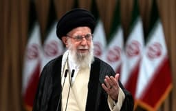 Líder iraní Jamenei rechaza conversaciones directas con EE. UU. sobre el programa nuclear