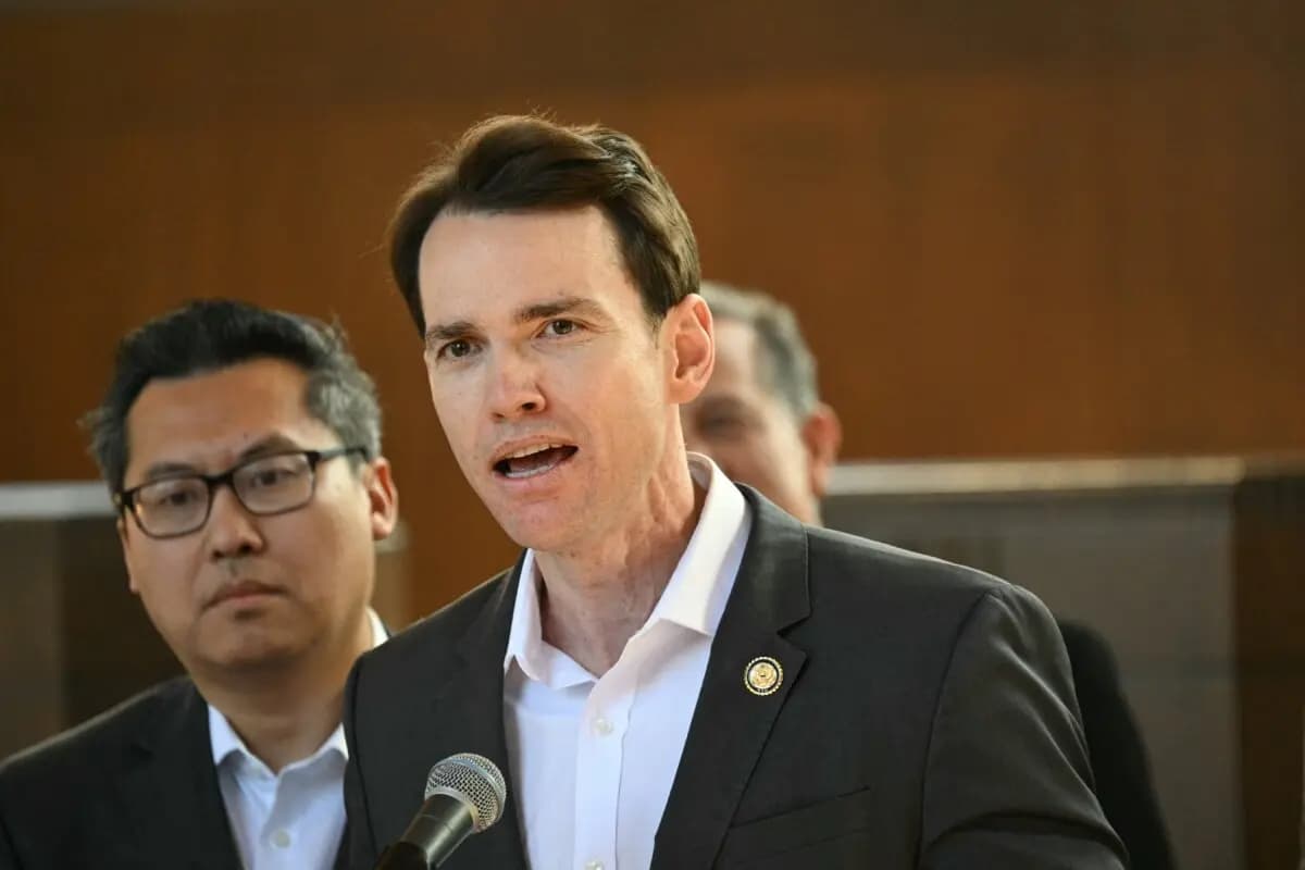 El representante estadounidense Kevin Kiley (R-Calif.) habla durante una rueda de prensa en Union Station, en el centro de Los Ángeles, el 20 de febrero de 2025. (Patrick T. Fallon/AFP a través de Getty Images)