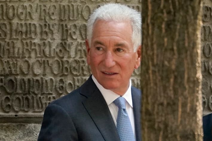 Charles Kushner llega al funeral de Ivana Trump en Nueva York, el 20 de julio de 2022. (John Minchillo/AP Photo)
