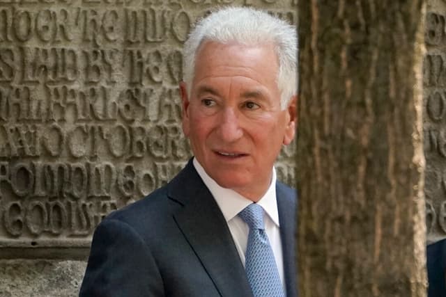 Charles Kushner llega al funeral de Ivana Trump en Nueva York, el 20 de julio de 2022. (John Minchillo/AP Photo)