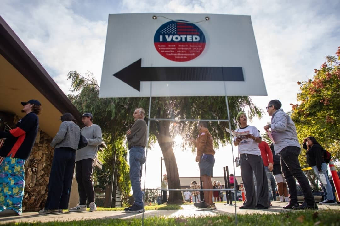La gente hace fila para votar en el centro electoral Joslyn Park de Santa Mónica, California, el 5 de noviembre de 2024. (Apu Gomes/Getty Images)
