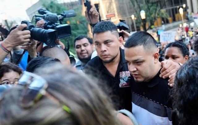 Kilmar Abrego García (der.) y su hermano César Abrego García (centro) llegan a la oficina de campo del Servicio de Inmigración y Control de Aduanas (ICE) en Baltimore, Maryland, el 25 de agosto de 2025. (Stephanie Scarbrough/Foto AP)