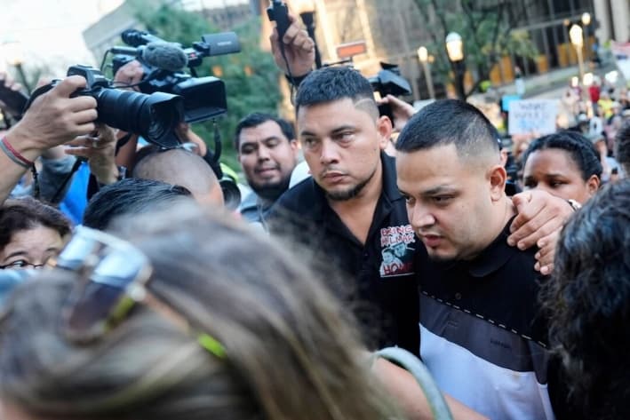 Kilmar Abrego García (der.) y su hermano César Abrego García (centro) llegan a la oficina de campo del Servicio de Inmigración y Control de Aduanas (ICE) en Baltimore, Maryland, el 25 de agosto de 2025. (Stephanie Scarbrough/Foto AP)
