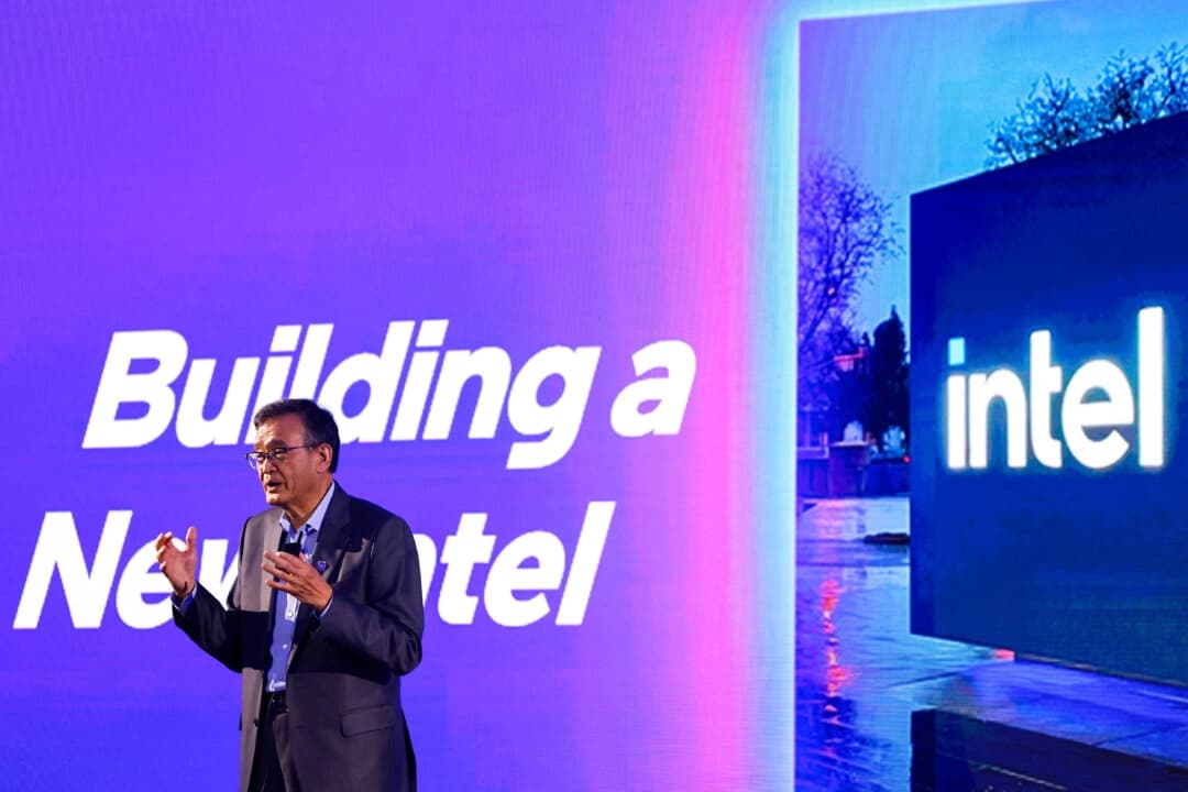 El director ejecutivo de Intel, Lip-Bu Tan, pronuncia un discurso en el escenario en Taipéi, Taiwán, el 19 de mayo de 2025. (REUTERS/Ann Wang)
