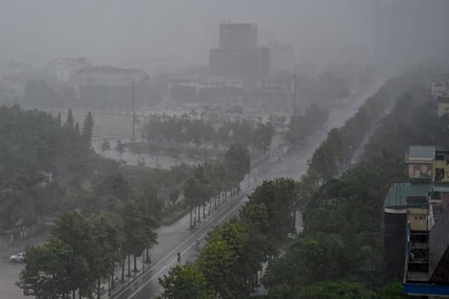 Llegada de Tifón Kajiki a Vietnam causa cierre de aeropuertos y evacuaciones masivas
