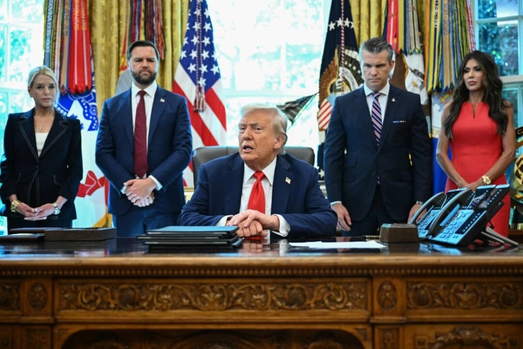 La fiscal general Pam Bondi (izquierda), el vicepresidente JD Vance (segundo por la izquierda), el secretario de Defensa Pete Hegseth (segundo por la derecha) y la secretaria de Seguridad Nacional Kristi Noem (derecha) observan mientras el presidente Donald Trump (centro) habla con la prensa antes de firmar una orden ejecutiva que tiene como objetivo poner fin a la fianza sin efectivo, en el Despacho Oval de la Casa Blanca, el 25 de agosto de 2025. (Mandel Ngan/AFP a través de Getty Images)