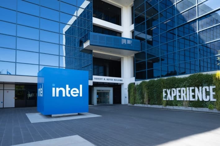 El logotipo de Intel frente a su sede en Santa Clara, California, el 26 de julio de 2025. (Gary Wang/The Epoch Times)