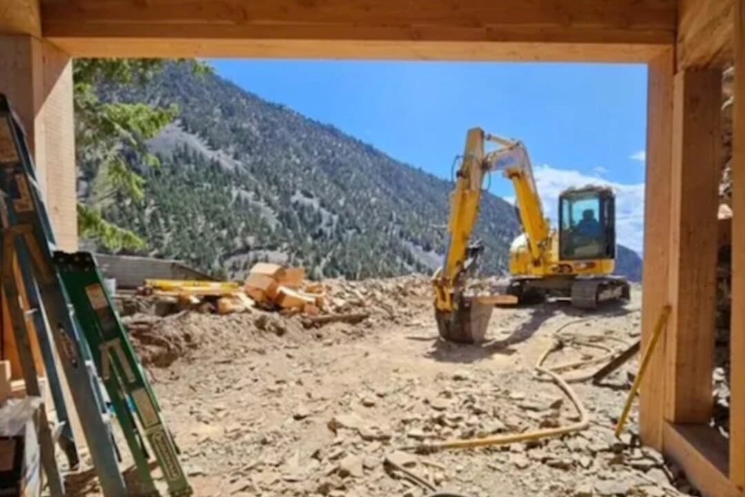 American Tungsten Corp. recientemente "volvió a enmaderar" la entrada principal de su proyecto minero IMA en el condado de Lemhi, Idaho, que producirá tungsteno, un mineral crítico vital para la producción de blindajes de tanques, armas hipersónicas, cascos de submarinos, semiconductores y muchos otros productos y aplicaciones. (Corporación Americana de Tungsteno).