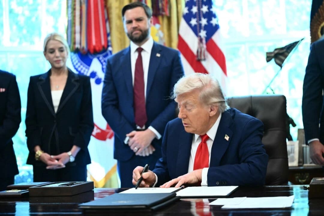 El presidente Donald Trump firma órdenes ejecutivas relativas a la fianza sin efectivo, en el Despacho Oval de la Casa Blanca, el 25 de agosto de 2025. (Mandel Ngan/AFP a través de Getty Images)