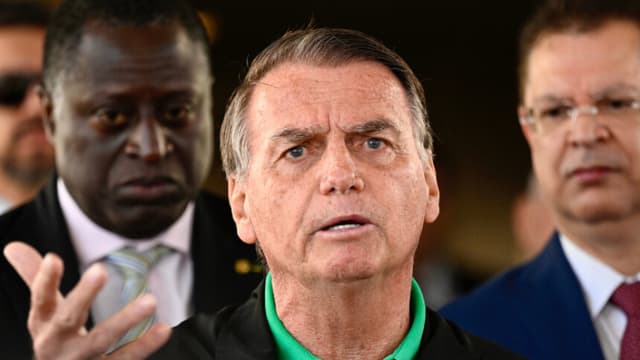 El expresidente brasileño Jair Bolsonaro habla con la prensa en el Senado Federal en Brasilia el 17 de julio de 2025. (MATEUS BONOMI/AFP a través de Getty Images)