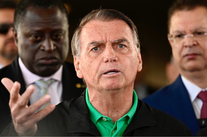 El expresidente brasileño Jair Bolsonaro habla con la prensa en el Senado Federal en Brasilia el 17 de julio de 2025. (MATEUS BONOMI/AFP a través de Getty Images)
