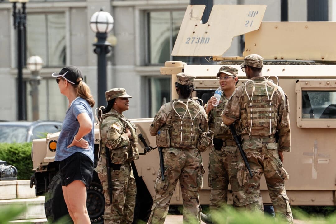 Miembros de la Guardia Nacional patrullan en la estación Union Station de Washington el 14 de agosto de 2025. (Madalina Kilroy/The Epoch Times).