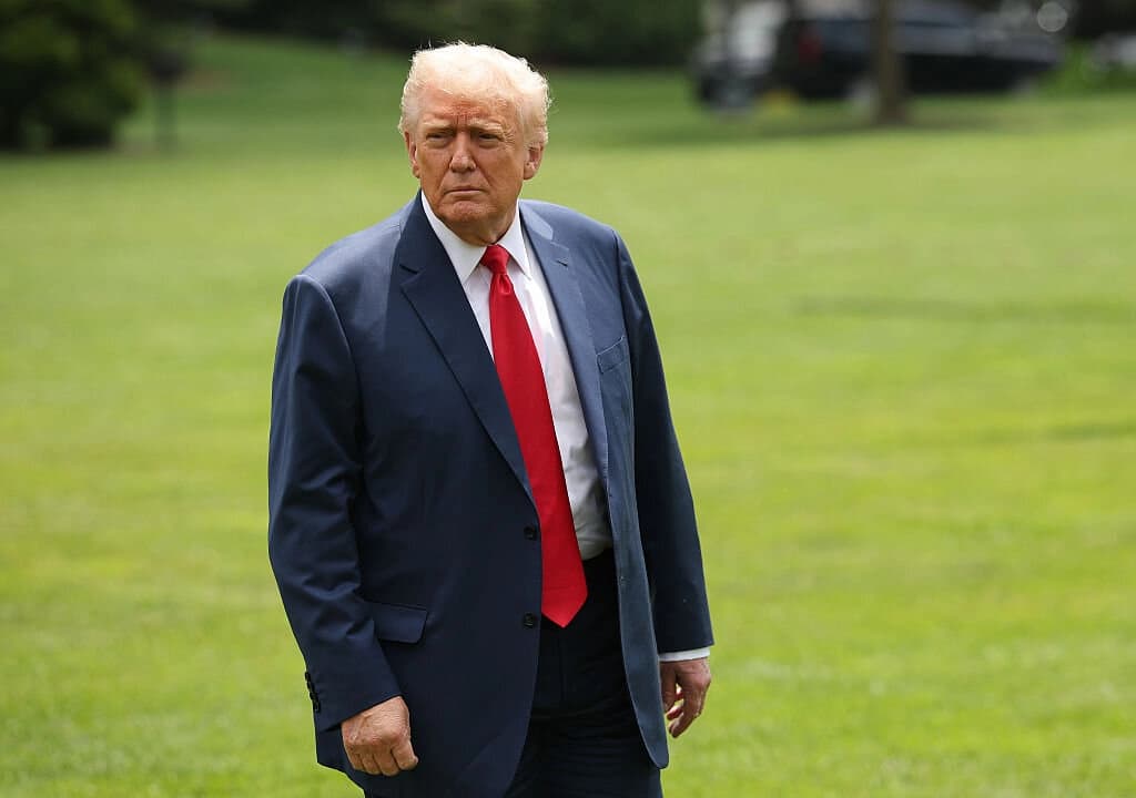 Trump dice que NBC y ABC deberían perder sus licencias por su cobertura informativa