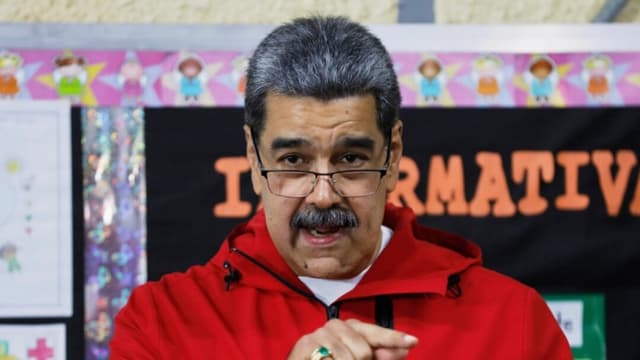 El presidente venezolano, Nicolás Maduro, gesticula tras depositar su voto en las elecciones municipales celebradas en Caracas, Venezuela, el 27 de julio de 2025. (AP Photo/Cristian Hernández)
