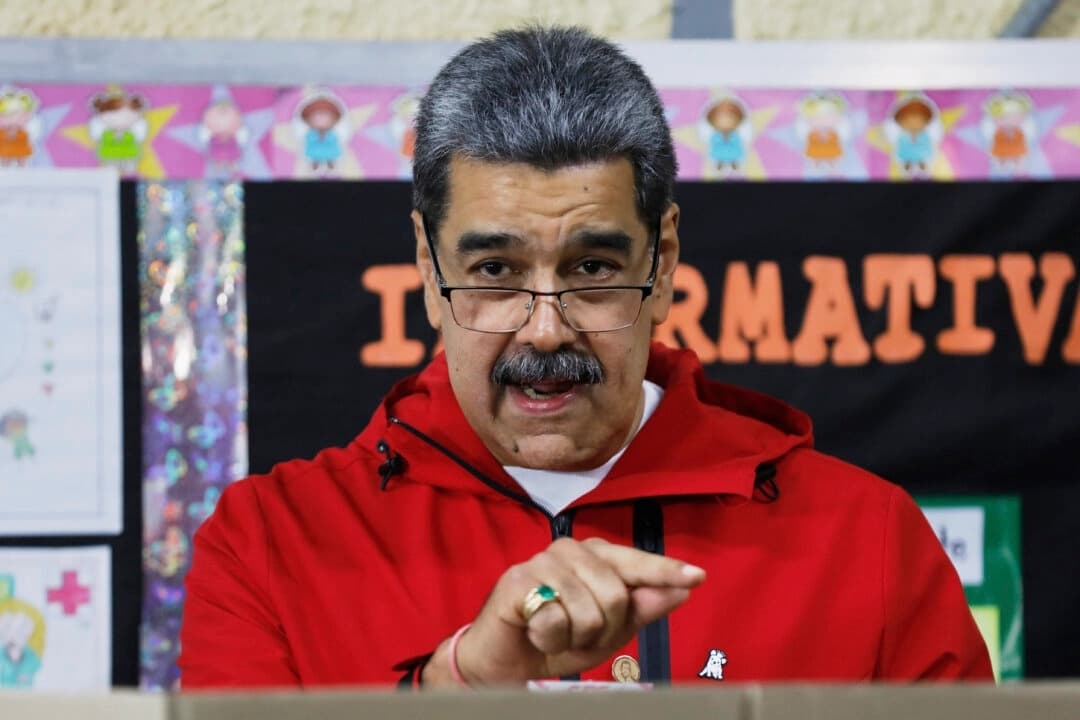 El presidente venezolano, Nicolás Maduro, gesticula tras depositar su voto en las elecciones municipales celebradas en Caracas, Venezuela, el 27 de julio de 2025. (AP Photo/Cristian Hernández)
