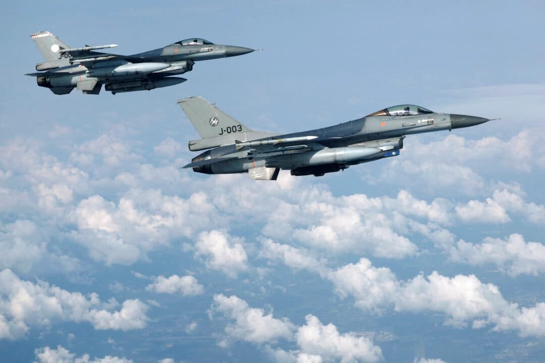 Aviones de combate F-16 en vuelo. (Piroschka van de Wouw/Reuters, foto de archivo).