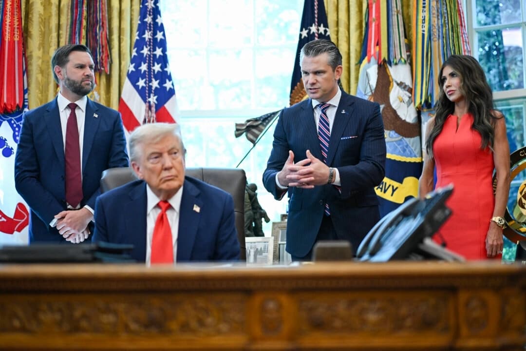 El secretario de Defensa, Pete Hegseth (segundo por la derecha), habla mientras (de izquierda a derecha) el vicepresidente JD Vance, el presidente Donald Trump y la secretaria de Seguridad Nacional, Kristi Noem, observan después de que Trump firmara una orden ejecutiva que tiene como objetivo poner fin a la fianza sin efectivo, en el Despacho Oval el 25 de agosto de 2025. (Mandel Ngan/AFP a través de Getty Images)
