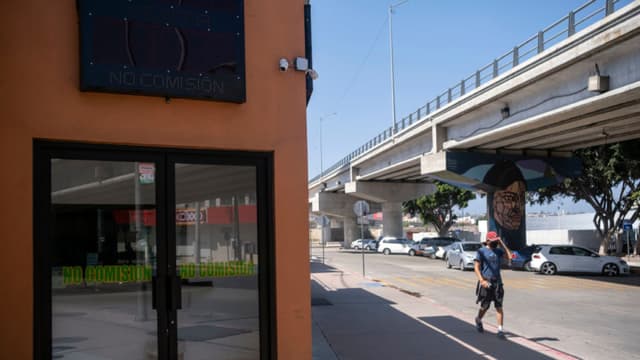 Se observa un negocio cerrado cerca del paso peatonal de El Chaparral, en Tijuana, estado de Baja California, México. (GUILLERMO ARIAS/AFP via Getty Images)