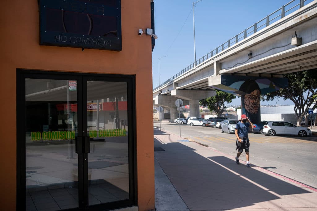 Se observa un negocio cerrado cerca del paso peatonal de El Chaparral, en Tijuana, estado de Baja California, México. (GUILLERMO ARIAS/AFP via Getty Images)